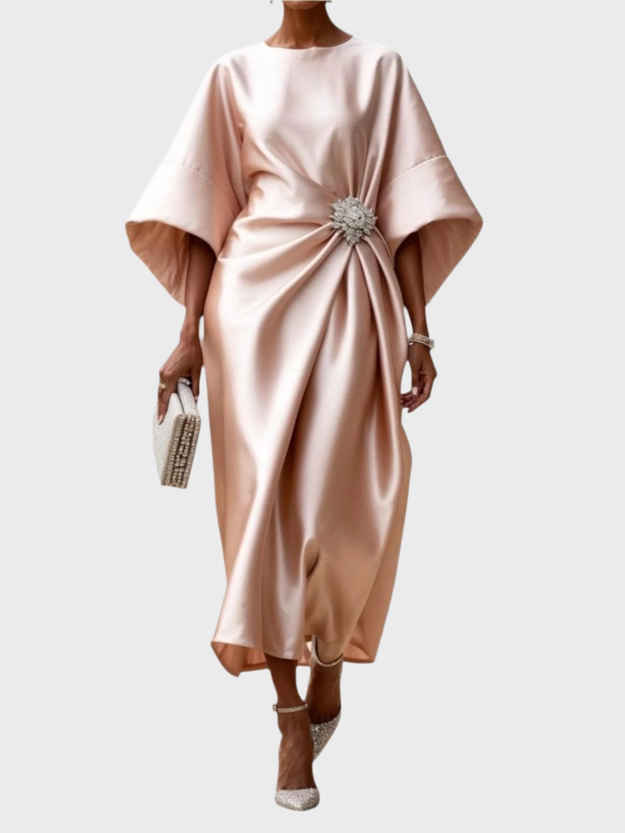 Rochie de satin cu pliuri laterale și cataramă decorativă