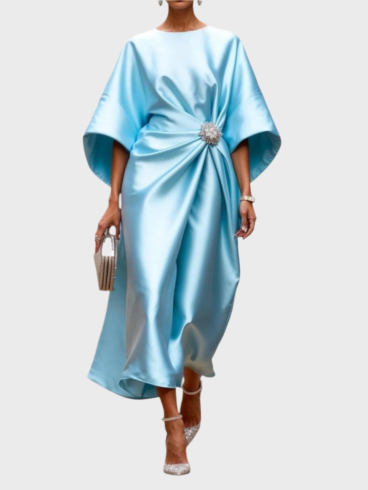 Rochie de satin cu pliuri laterale și cataramă decorativă
