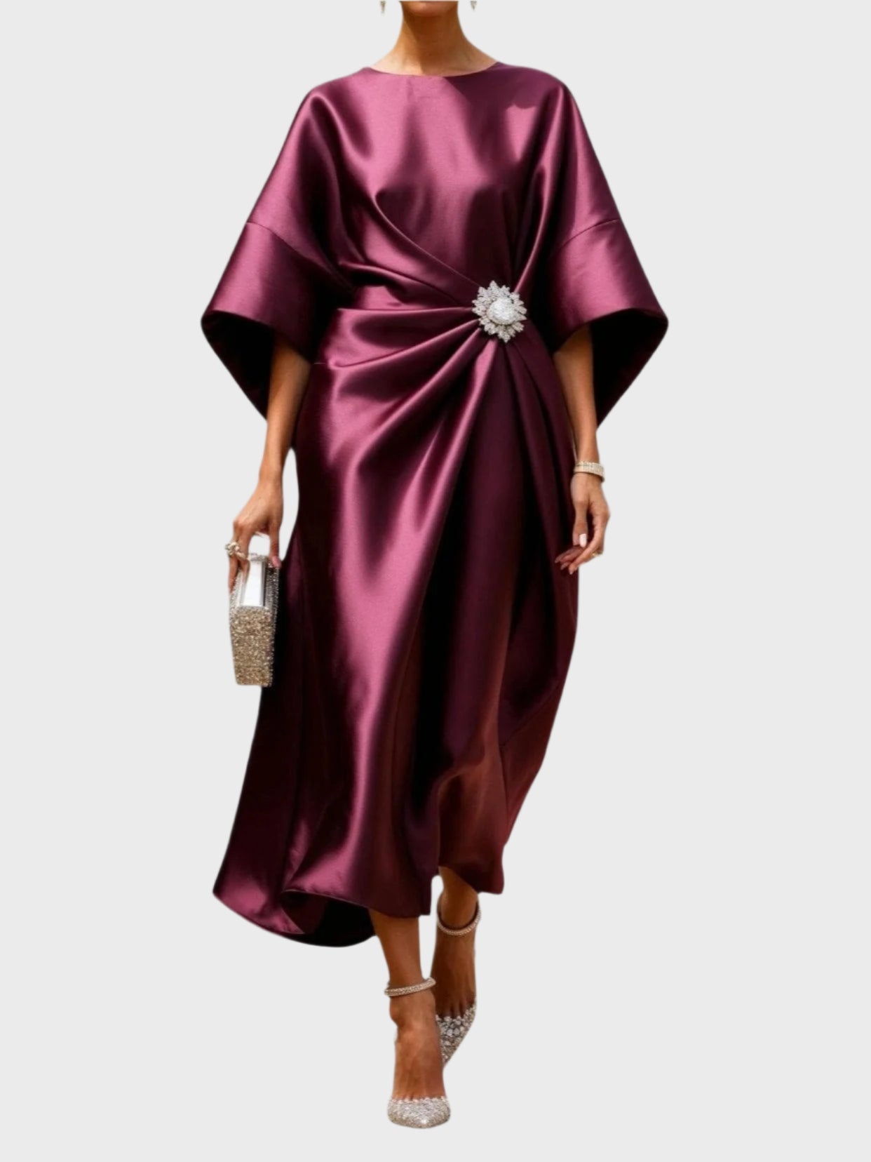 Rochie de satin cu pliuri laterale și cataramă decorativă