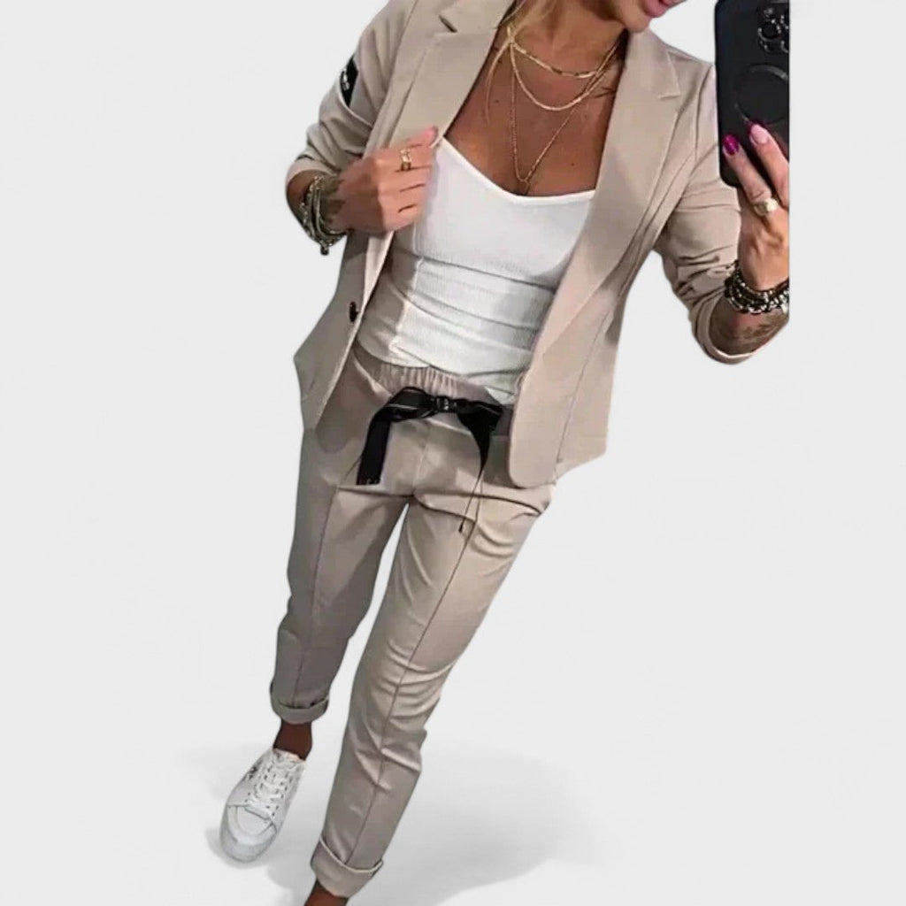 Karolina - Custom-Fitted Set with Soft Blazer and Loose Sports Pants