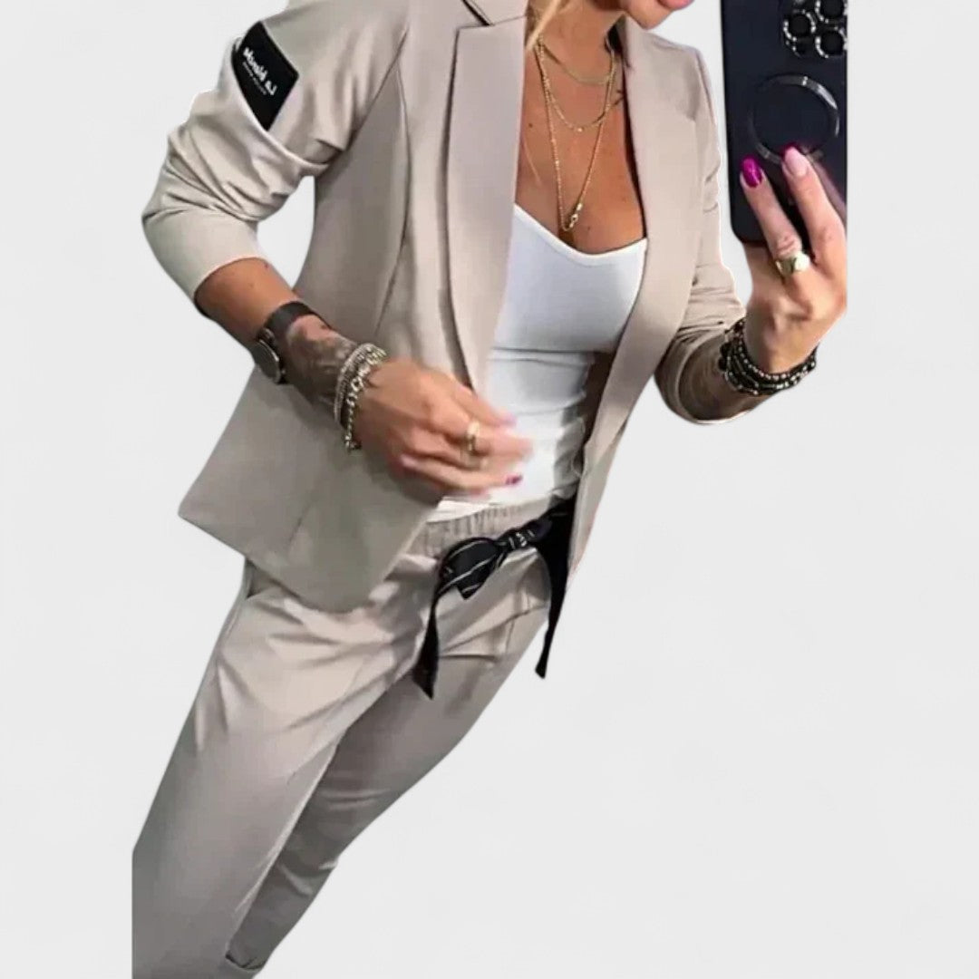Karolina - Custom-Fitted Set with Soft Blazer and Loose Sports Pants