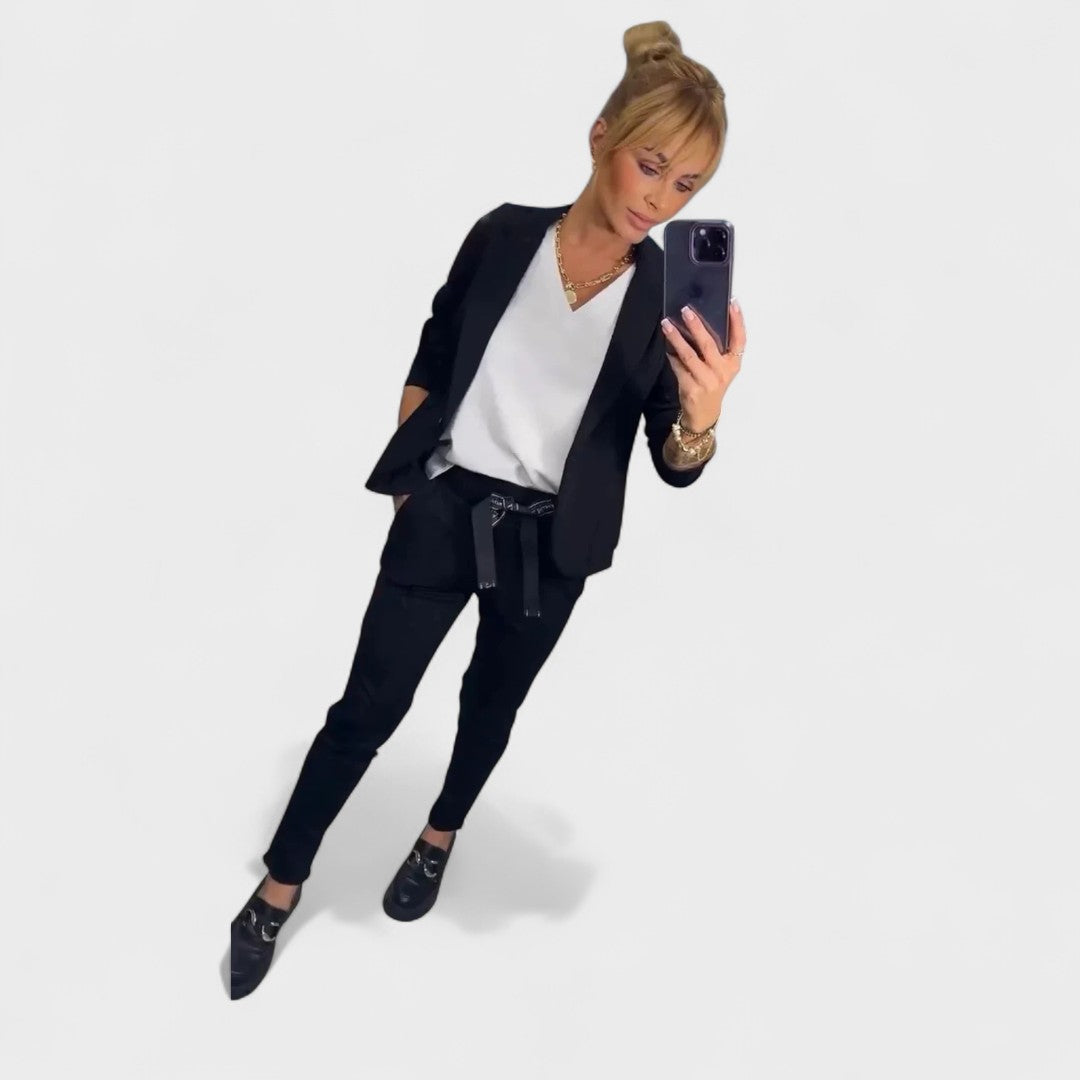 Karolina - Custom-Fitted Set with Soft Blazer and Loose Sports Pants