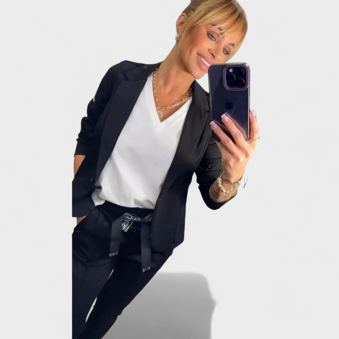 Karolina - Custom-Fitted Set with Soft Blazer and Loose Sports Pants