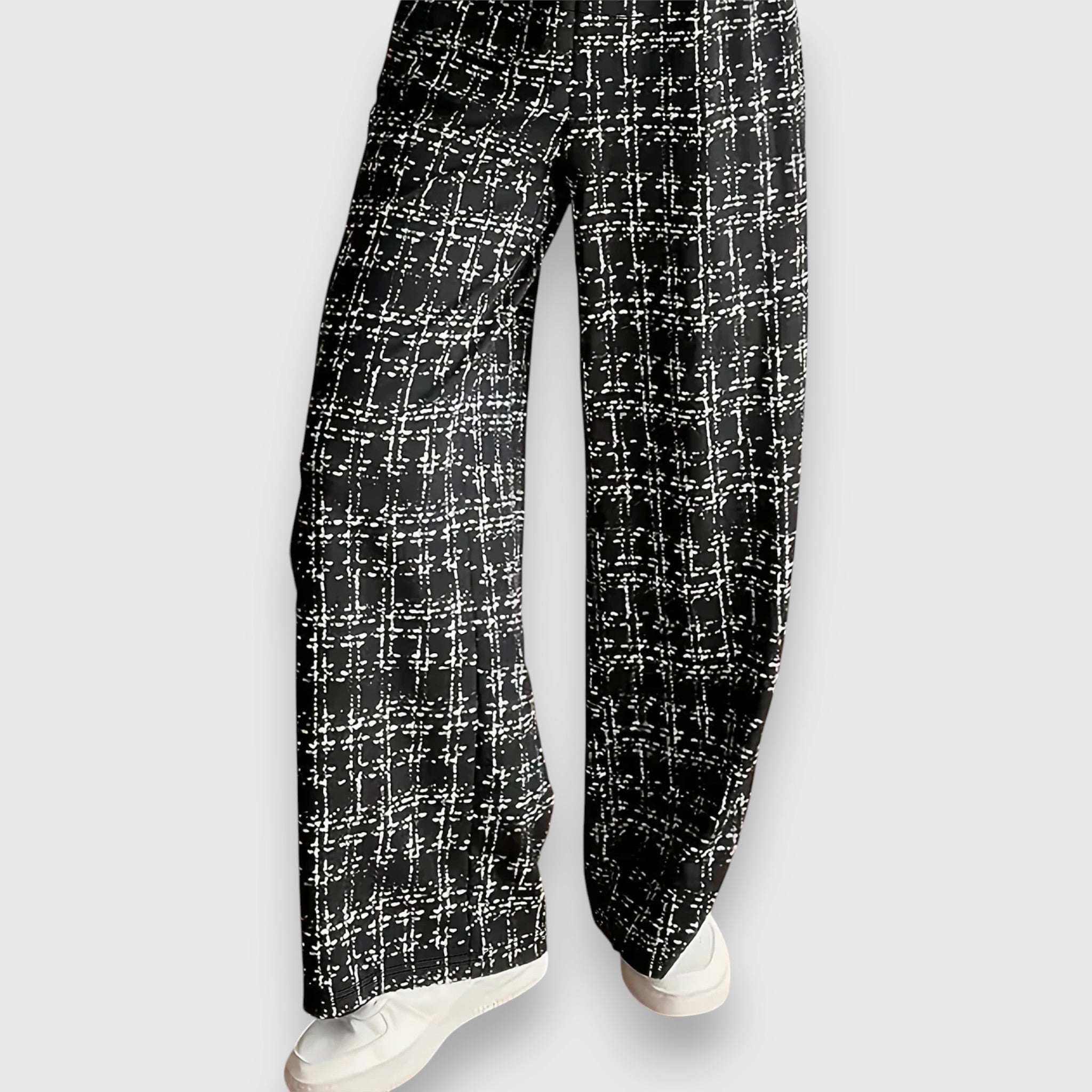 Two-Piece Set with V-Neckline and Matching Pants